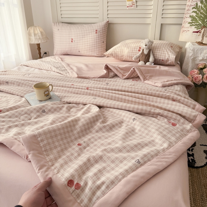 91家纺网 家纺一手货源 找家纺 盛凡家纺 2026新款小清新抗菌夏被夏凉被空调被被子被芯夏被四件套 奶油樱桃