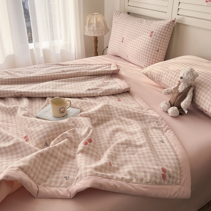 91家纺网 家纺一手货源 找家纺 盛凡家纺 2026新款小清新抗菌夏被夏凉被空调被被子被芯夏被四件套 奶油樱桃