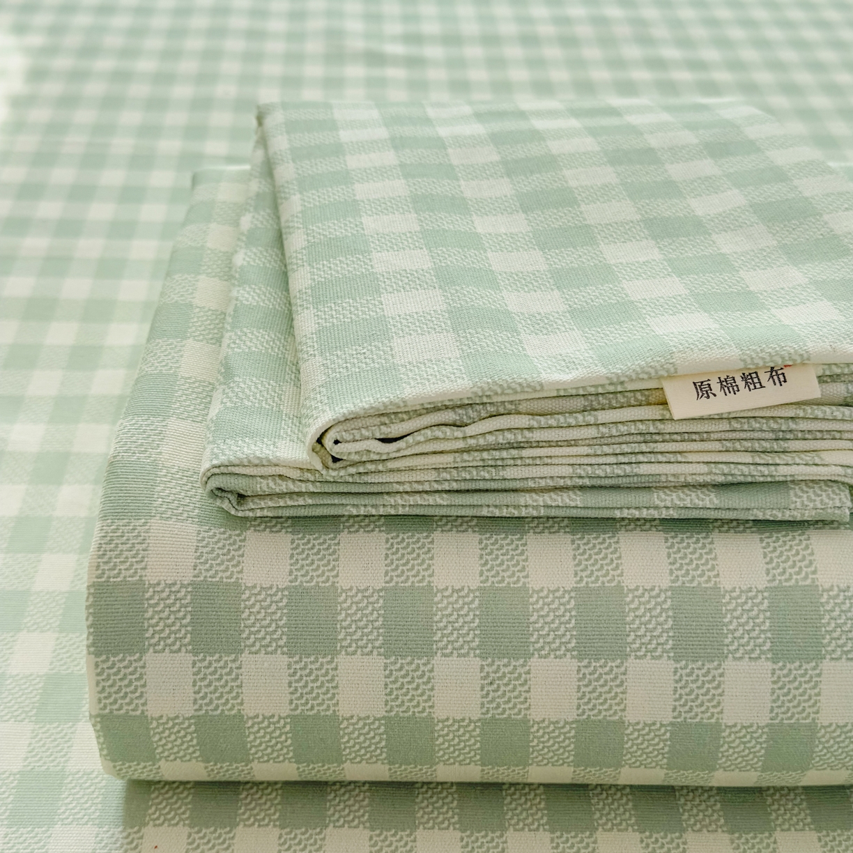 91家纺网 家纺一手货源 找家纺 （总）爱彼家纺 2026新款无印格子分老粗布床单软凉席床单枕套三件套新升级细沙-格子系列一