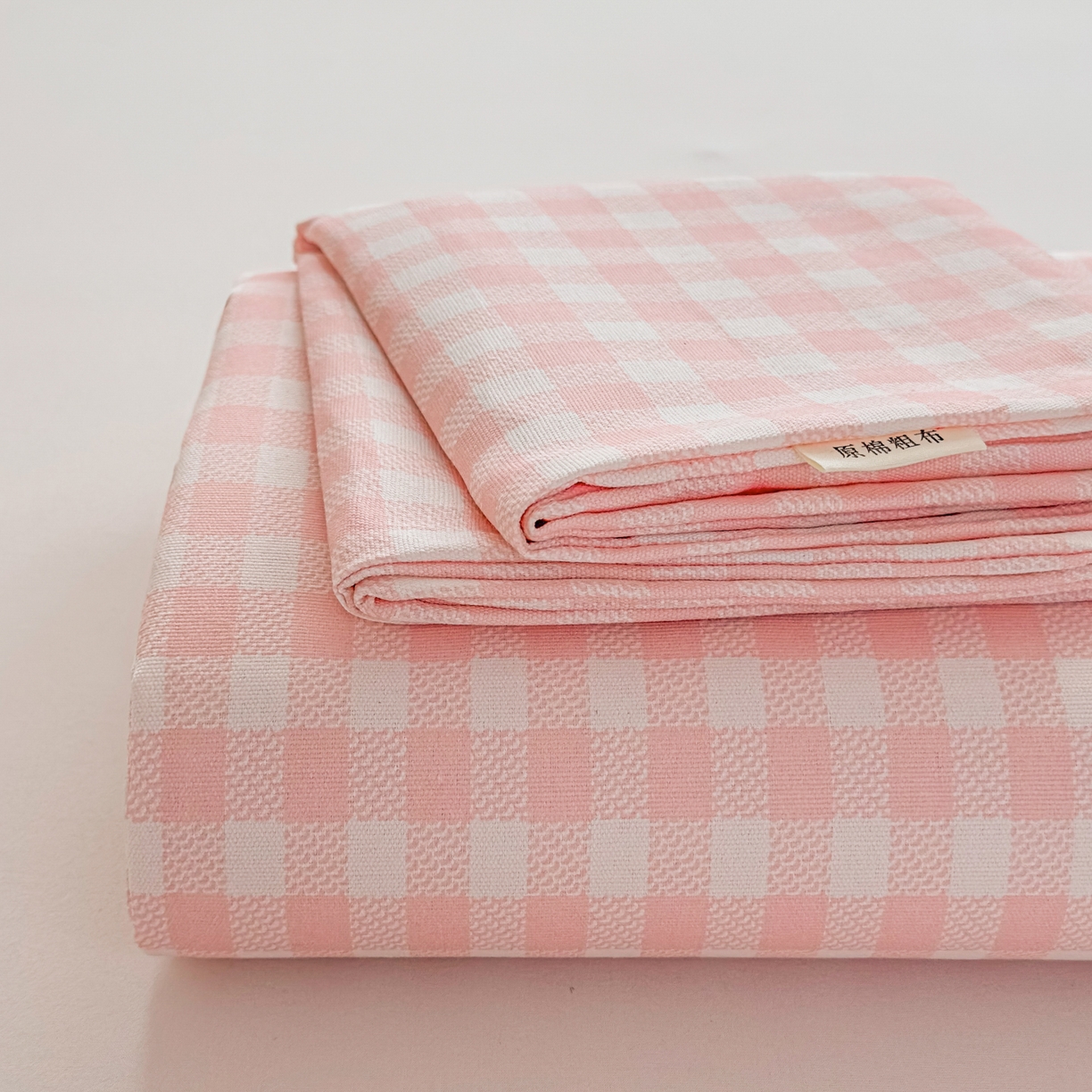91家纺网 家纺一手货源 找家纺 爱彼家纺 2026新款无印格子分老粗布床单软凉席床单枕套三件套新升级细沙-格子系列一 格子粉