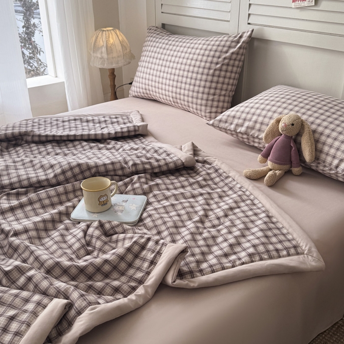 91家纺网 家纺一手货源 找家纺 盛凡家纺 2026新款小清新抗菌夏被夏凉被空调被被子被芯夏被四件套 晴窗格影