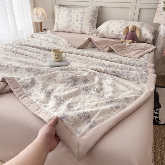 91家纺网 家纺一手货源 找家纺 盛凡家纺 2026新款小清新抗菌夏被夏凉被空调被被子被芯夏被四件套 晴窗花语