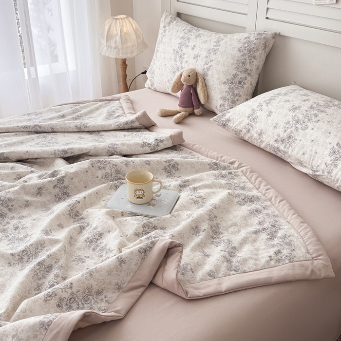 91家纺网 家纺一手货源 找家纺 盛凡家纺 2026新款小清新抗菌夏被夏凉被空调被被子被芯夏被四件套 晴窗花语