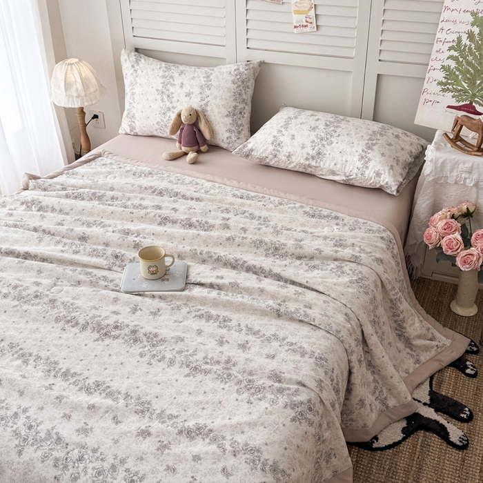 91家纺网 家纺一手货源 找家纺 盛凡家纺 2026新款小清新抗菌夏被夏凉被空调被被子被芯夏被四件套 晴窗花语