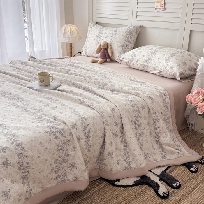 91家纺网 家纺一手货源 找家纺 盛凡家纺 2026新款小清新抗菌夏被夏凉被空调被被子被芯夏被四件套 晴窗花语