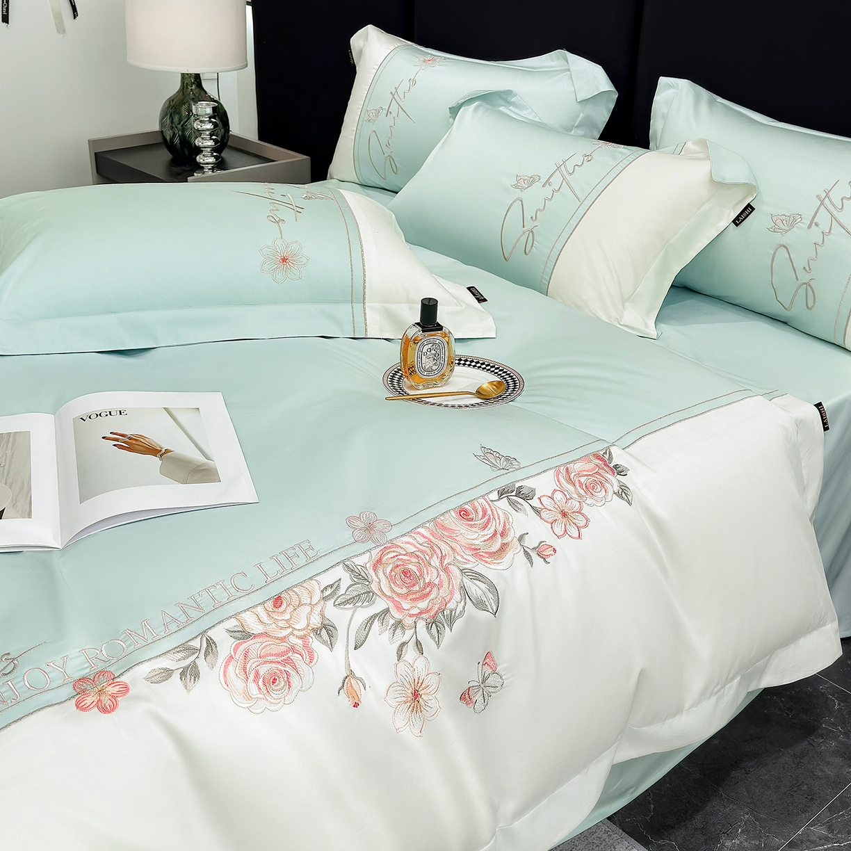 91家纺网 家纺一手货源 找家纺 （总）欣宜家纺 2026新款100支全棉纯棉50x50s埃及贡缎长绒棉刺绣绣花四件套-花开半夏系列