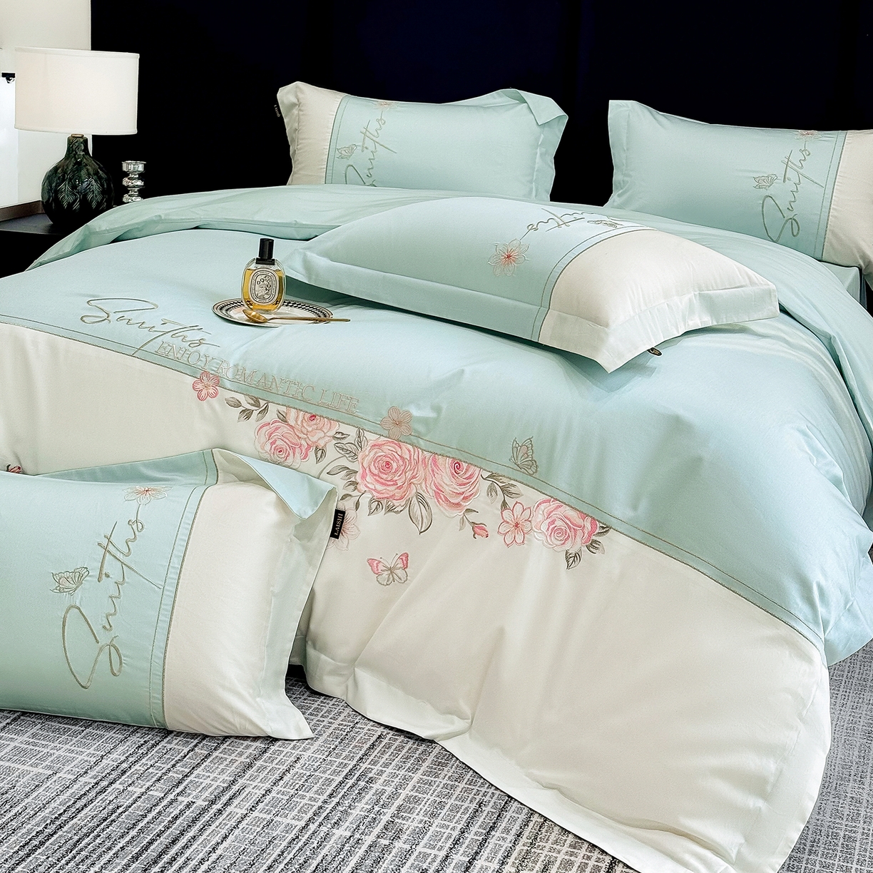 91家纺网 家纺一手货源 找家纺 （总）欣宜家纺 2026新款100支全棉纯棉50x50s埃及贡缎长绒棉刺绣绣花四件套-花开半夏系列