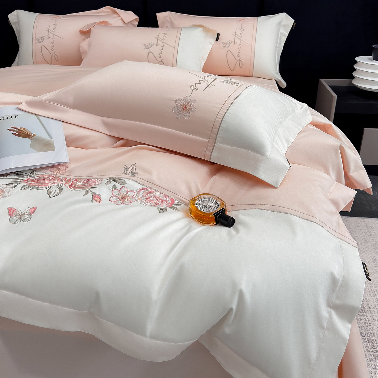 91家纺网 家纺一手货源 找家纺 欣宜家纺 2026新款100支全棉纯棉50x50s埃及贡缎长绒棉刺绣绣花四件套-花开半夏系列 花开半夏-轻奢粉