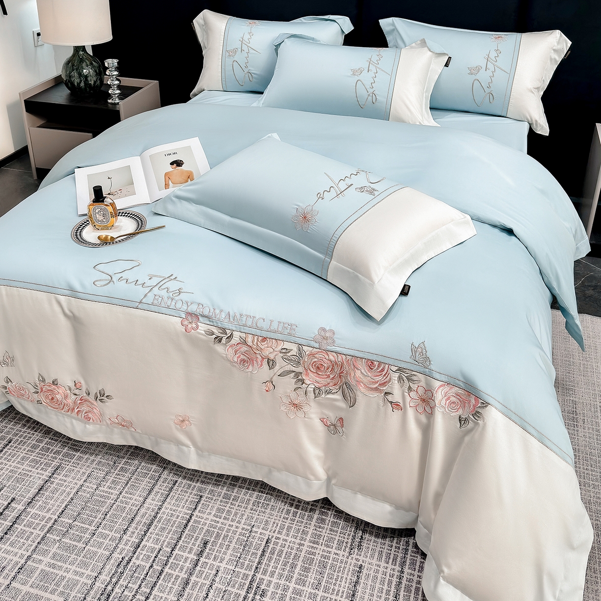 91家纺网 家纺一手货源 找家纺 欣宜家纺 2026新款100支全棉纯棉50x50s埃及贡缎长绒棉刺绣绣花四件套-花开半夏系列 花开半夏-天空蓝