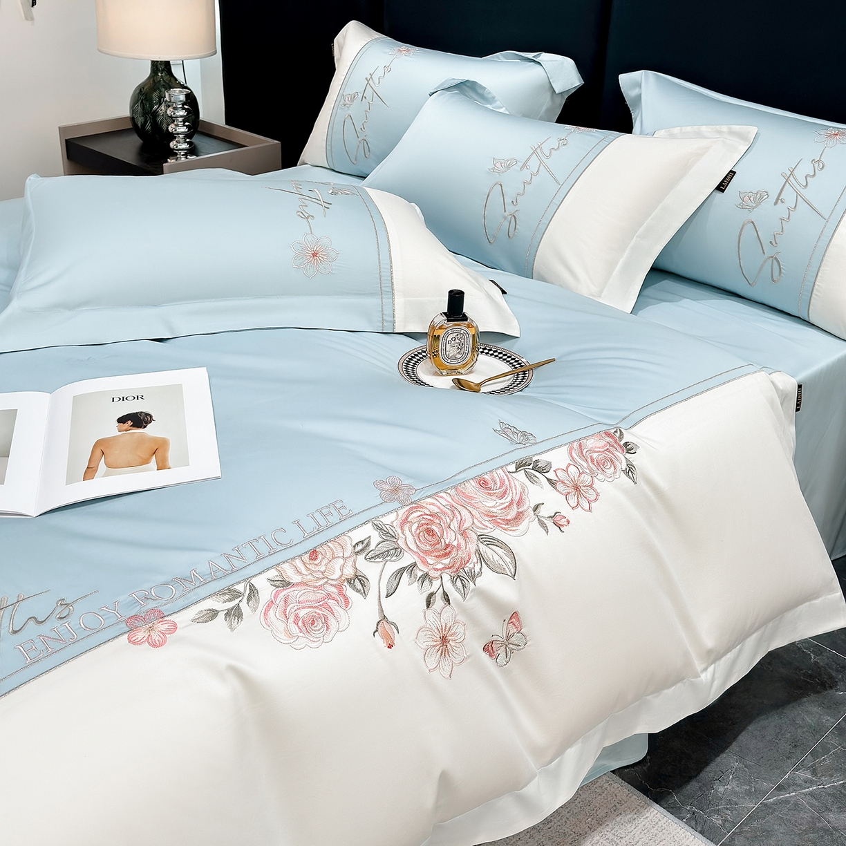 91家纺网 家纺一手货源 找家纺 欣宜家纺 2026新款100支全棉纯棉50x50s埃及贡缎长绒棉刺绣绣花四件套-花开半夏系列 花开半夏-天空蓝