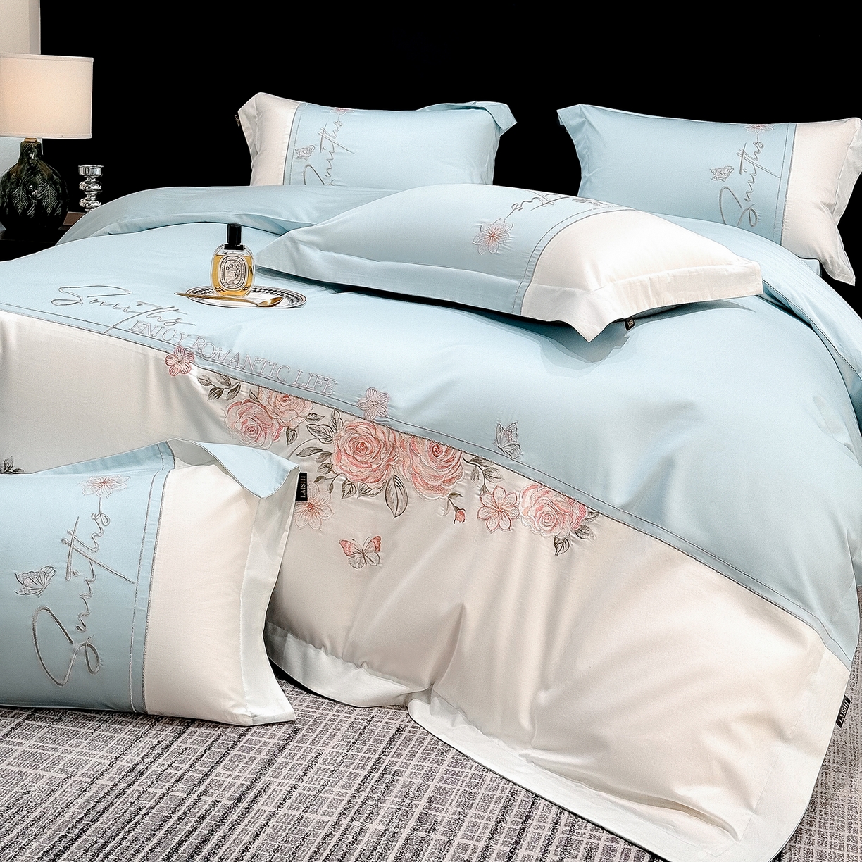 91家纺网 家纺一手货源 找家纺 欣宜家纺 2026新款100支全棉纯棉50x50s埃及贡缎长绒棉刺绣绣花四件套-花开半夏系列 花开半夏-天空蓝