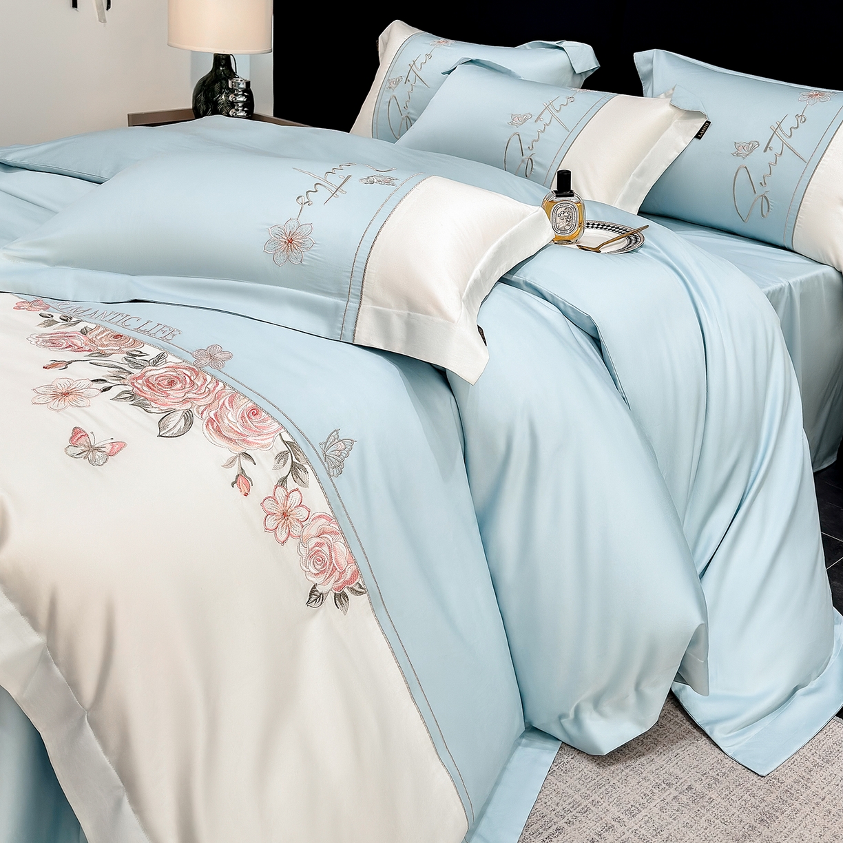 91家纺网 家纺一手货源 找家纺 欣宜家纺 2026新款100支全棉纯棉50x50s埃及贡缎长绒棉刺绣绣花四件套-花开半夏系列 花开半夏-天空蓝