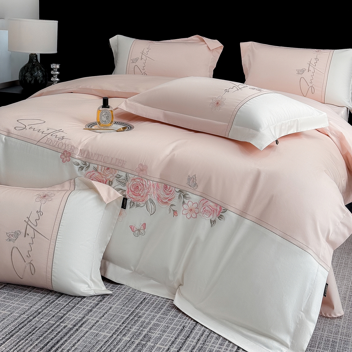 91家纺网 家纺一手货源 找家纺 欣宜家纺 2026新款100支全棉纯棉50x50s埃及贡缎长绒棉刺绣绣花四件套-花开半夏系列 花开半夏-轻奢粉