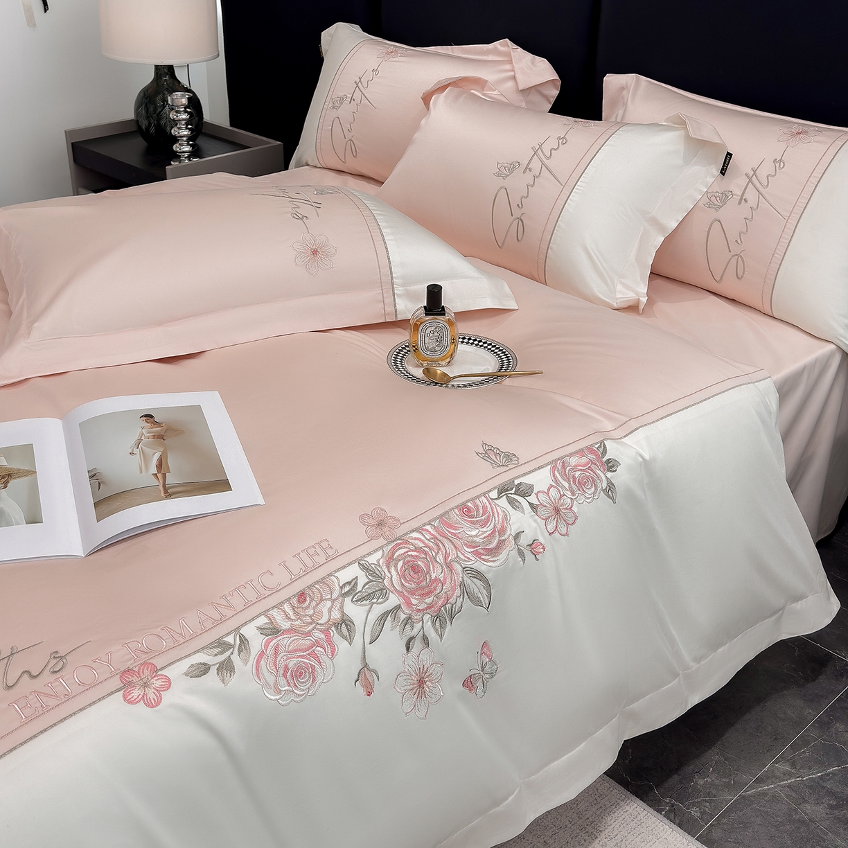 91家纺网 家纺一手货源 找家纺 欣宜家纺 2026新款100支全棉纯棉50x50s埃及贡缎长绒棉刺绣绣花四件套-花开半夏系列 花开半夏-轻奢粉