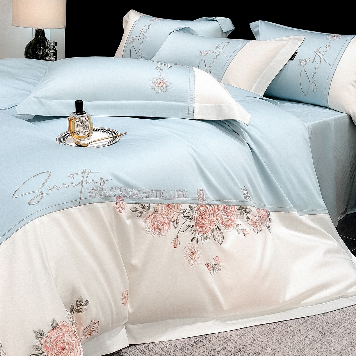 91家纺网 家纺一手货源 找家纺 欣宜家纺 2026新款100支全棉纯棉50x50s埃及贡缎长绒棉刺绣绣花四件套-花开半夏系列 花开半夏-天空蓝