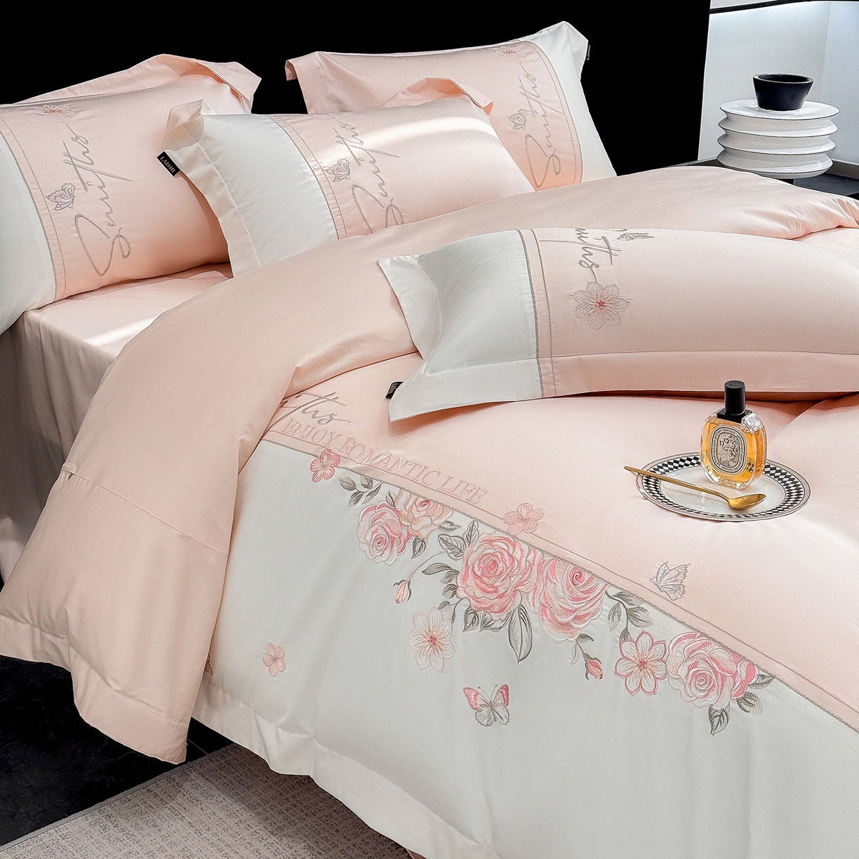 91家纺网 家纺一手货源 找家纺 欣宜家纺 2026新款100支全棉纯棉50x50s埃及贡缎长绒棉刺绣绣花四件套-花开半夏系列 花开半夏-轻奢粉