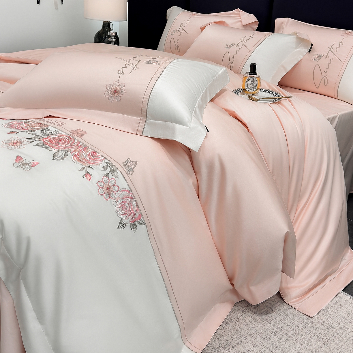 91家纺网 家纺一手货源 找家纺 欣宜家纺 2026新款100支全棉纯棉50x50s埃及贡缎长绒棉刺绣绣花四件套-花开半夏系列 花开半夏-轻奢粉