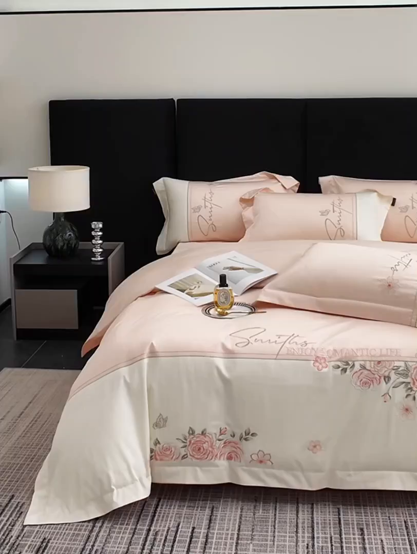 91家纺网 家纺一手货源 找家纺 欣宜家纺 2026新款100支全棉纯棉50x50s埃及贡缎长绒棉刺绣绣花四件套-花开半夏系列 花开半夏-轻奢粉