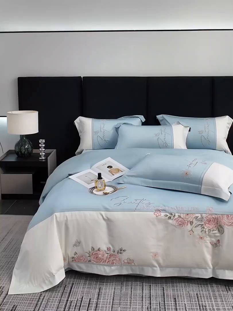 91家纺网 家纺一手货源 找家纺 欣宜家纺 2026新款100支全棉纯棉50x50s埃及贡缎长绒棉刺绣绣花四件套-花开半夏系列 花开半夏-天空蓝