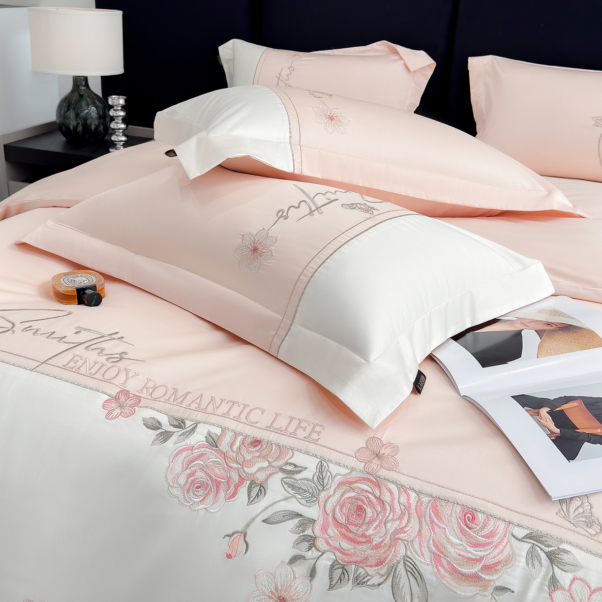 91家纺网 家纺一手货源 找家纺 欣宜家纺 2026新款100支全棉纯棉50x50s埃及贡缎长绒棉刺绣绣花四件套-花开半夏系列 花开半夏-轻奢粉