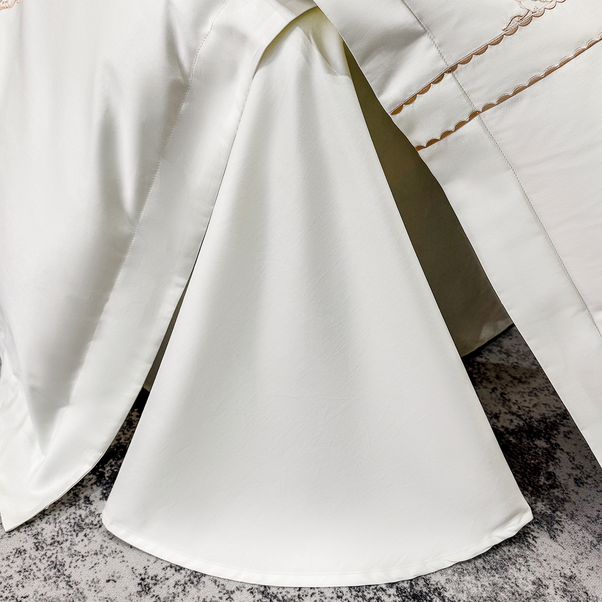 91家纺网 家纺一手货源 找家纺 欣宜家纺 2026新品100支纯棉全棉50x50s贡缎长绒棉刺绣绣花四件套-倾城系列 倾城-贵族白