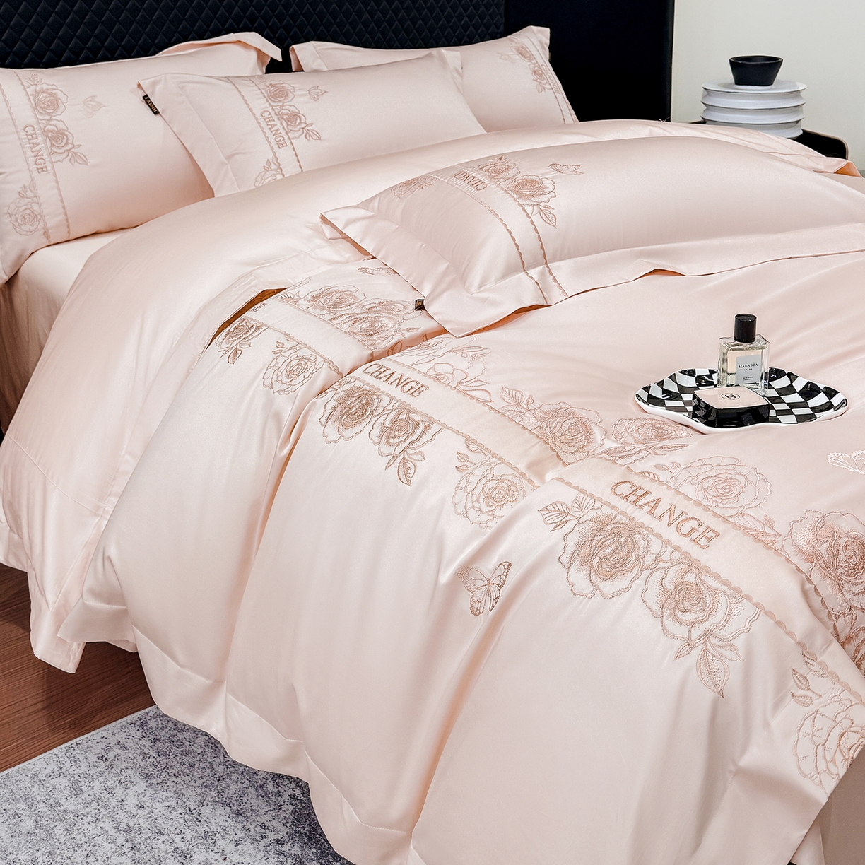 91家纺网 家纺一手货源 找家纺 欣宜家纺 2026新品100支纯棉全棉50x50s贡缎长绒棉刺绣绣花四件套-倾城系列 倾城-轻奢粉