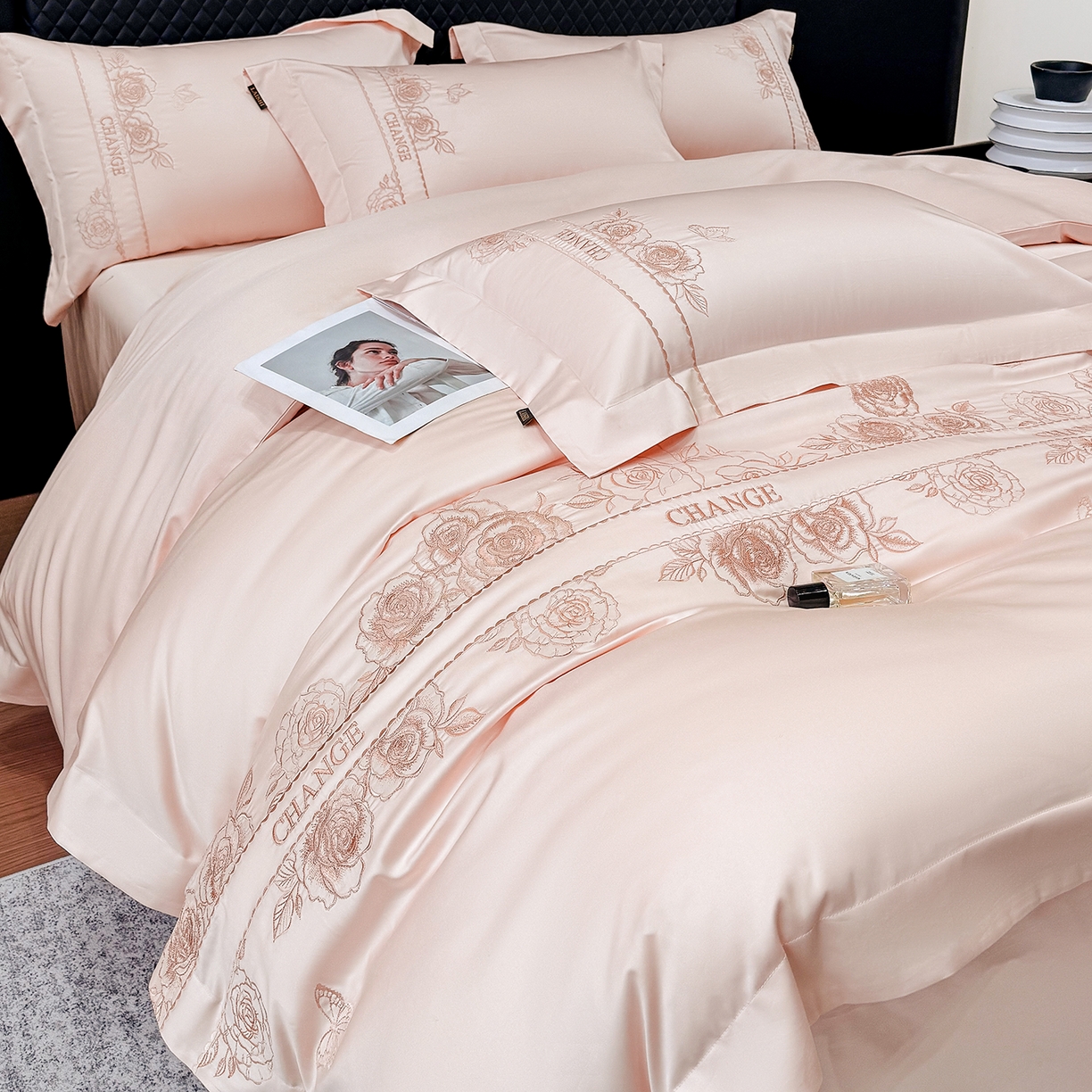 91家纺网 家纺一手货源 找家纺 欣宜家纺 2026新品100支纯棉全棉50x50s贡缎长绒棉刺绣绣花四件套-倾城系列 倾城-轻奢粉