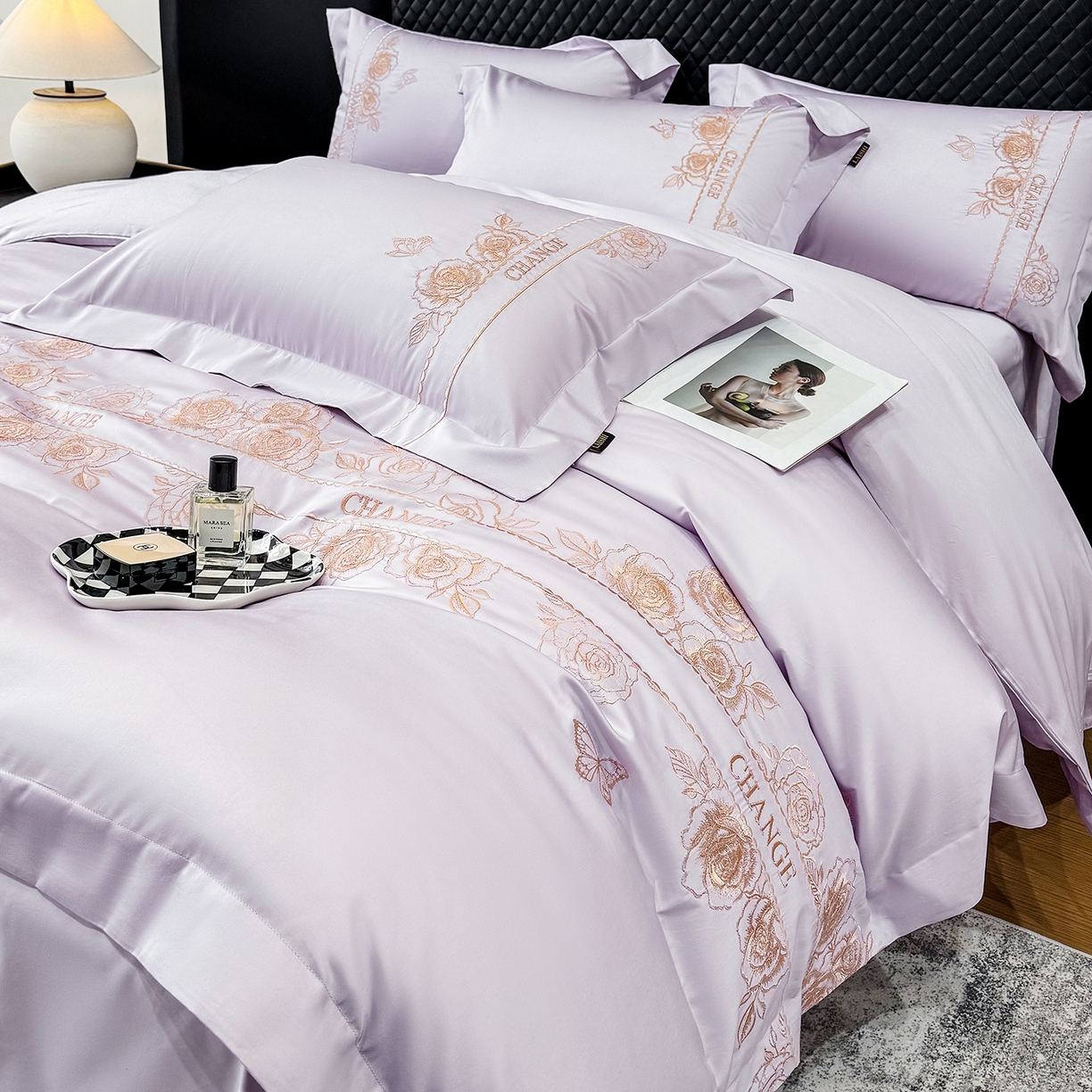 欣宜家纺 2026新品100支纯棉全棉50x50s贡缎长绒棉刺绣绣花四件套-倾城系列 倾城-香芋紫