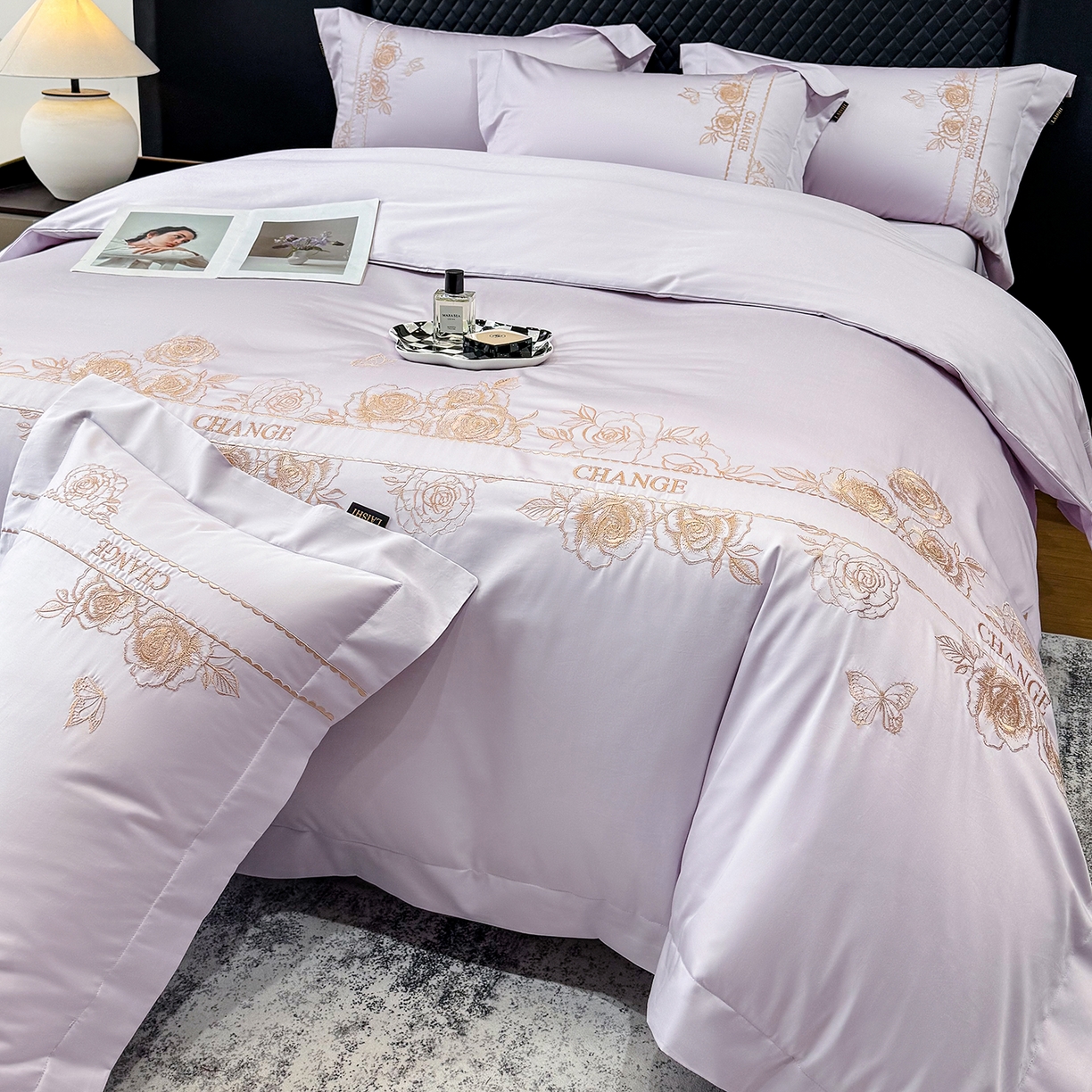 91家纺网 家纺一手货源 找家纺 欣宜家纺 2026新品100支纯棉全棉50x50s贡缎长绒棉刺绣绣花四件套-倾城系列 倾城-香芋紫