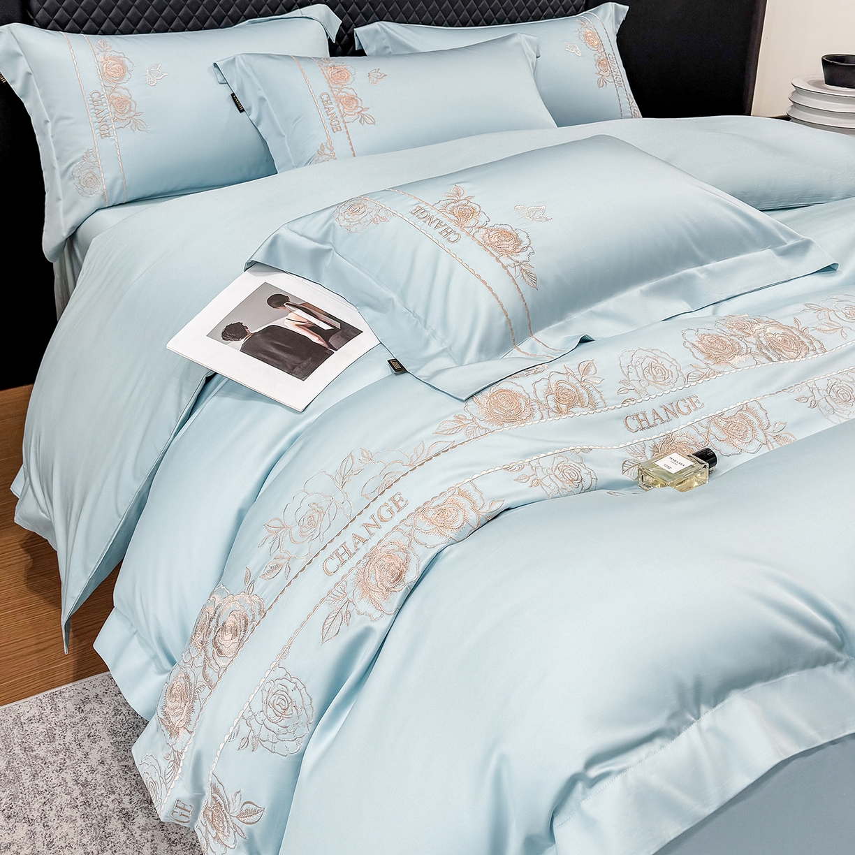 91家纺网 家纺一手货源 找家纺 欣宜家纺 2026新品100支纯棉全棉50x50s贡缎长绒棉刺绣绣花四件套-倾城系列 倾城-天空蓝