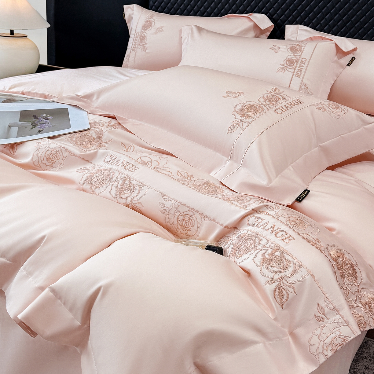 91家纺网 家纺一手货源 找家纺 欣宜家纺 2026新品100支纯棉全棉50x50s贡缎长绒棉刺绣绣花四件套-倾城系列 倾城-轻奢粉