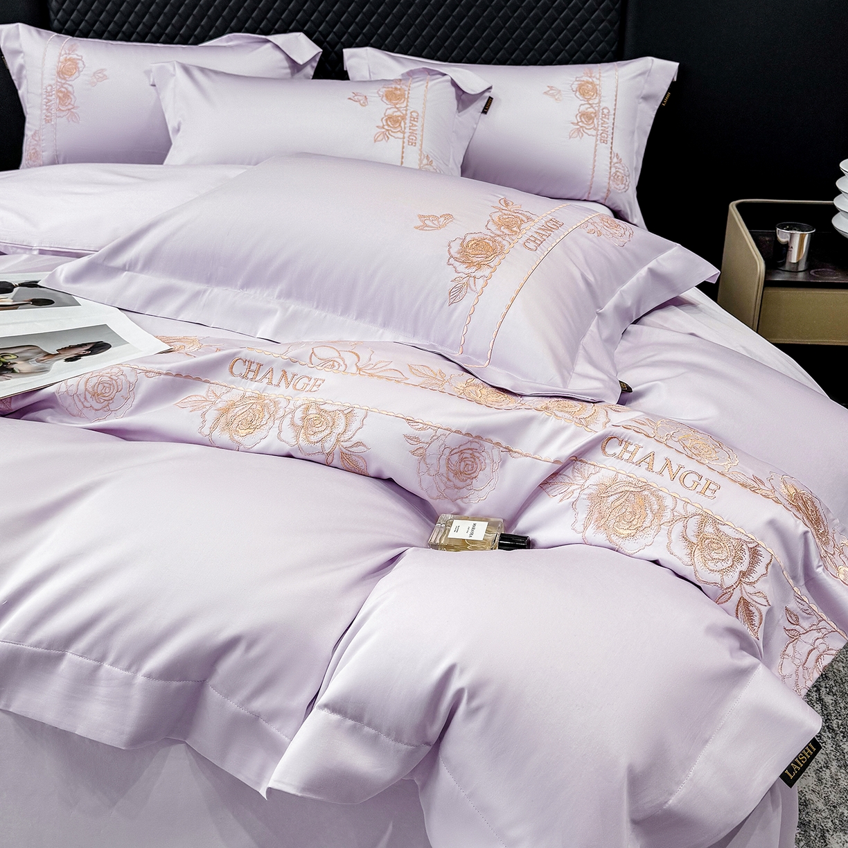 91家纺网 家纺一手货源 找家纺 欣宜家纺 2026新品100支纯棉全棉50x50s贡缎长绒棉刺绣绣花四件套-倾城系列 倾城-香芋紫