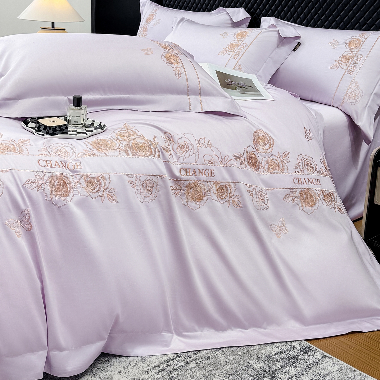 91家纺网 家纺一手货源 找家纺 欣宜家纺 2026新品100支纯棉全棉50x50s贡缎长绒棉刺绣绣花四件套-倾城系列 倾城-香芋紫