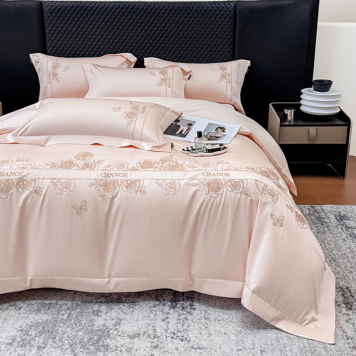 91家纺网 家纺一手货源 找家纺 欣宜家纺 2026新品100支纯棉全棉50x50s贡缎长绒棉刺绣绣花四件套-倾城系列 倾城-轻奢粉