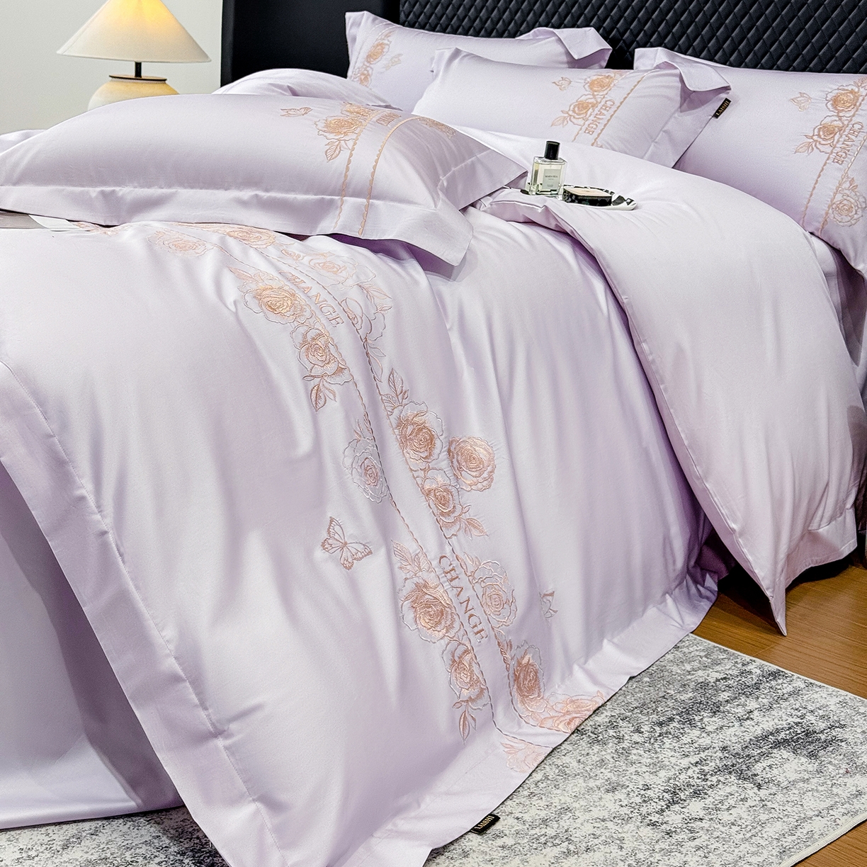 91家纺网 家纺一手货源 找家纺 欣宜家纺 2026新品100支纯棉全棉50x50s贡缎长绒棉刺绣绣花四件套-倾城系列 倾城-香芋紫