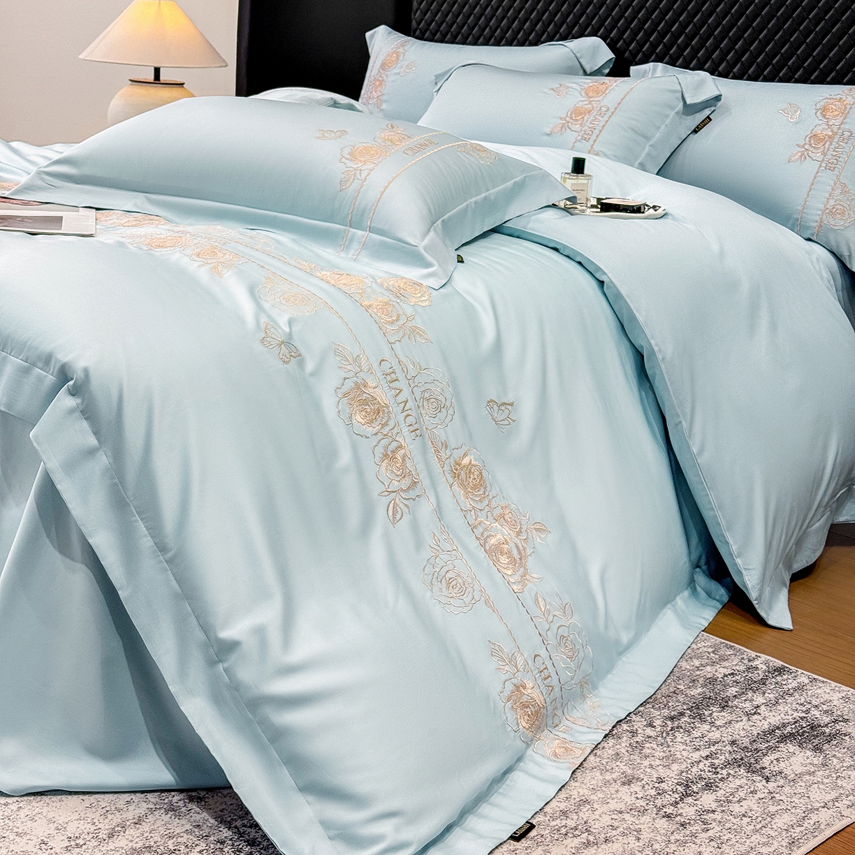 91家纺网 家纺一手货源 找家纺 欣宜家纺 2026新品100支纯棉全棉50x50s贡缎长绒棉刺绣绣花四件套-倾城系列 倾城-天空蓝