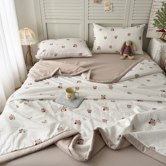 91家纺网 家纺一手货源 找家纺 盛凡家纺 2026新款小清新抗菌夏被夏凉被空调被被子被芯夏被四件套 熊趣心漾