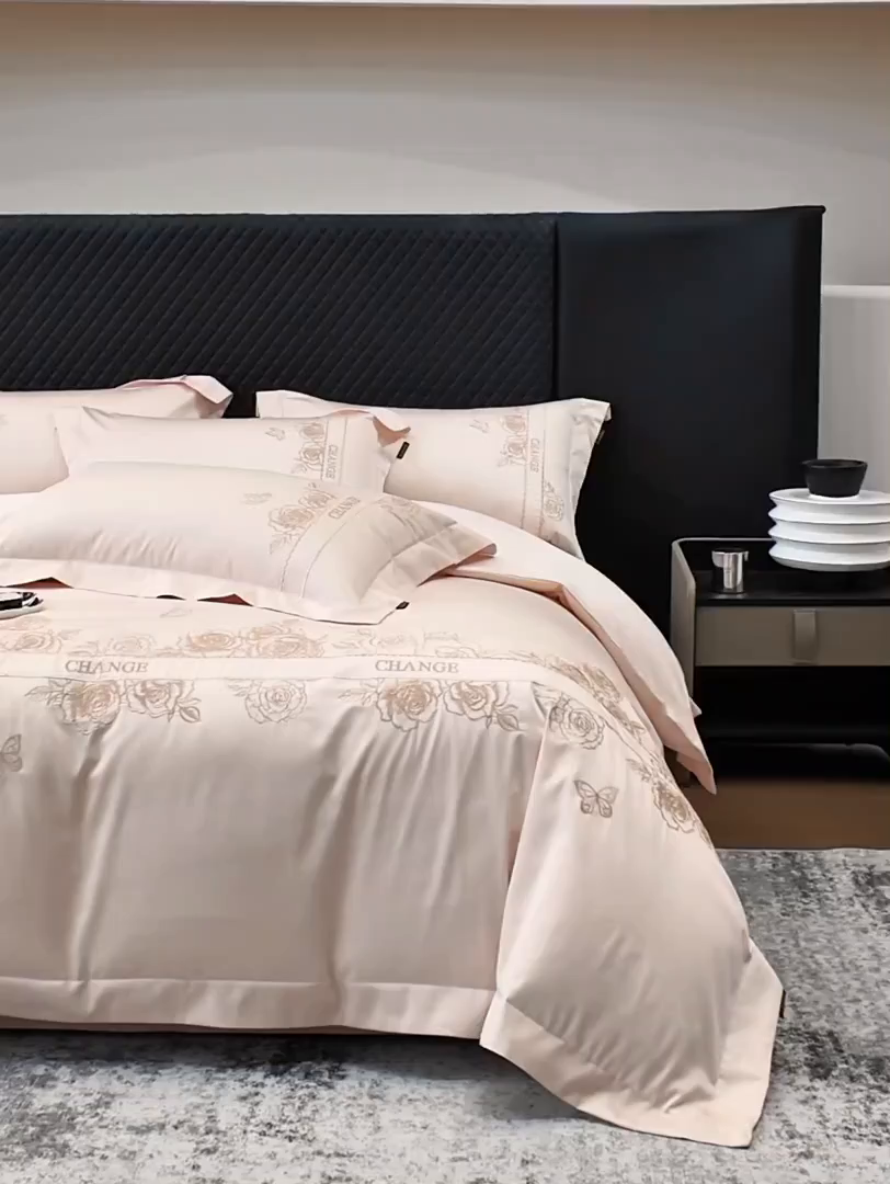 91家纺网 家纺一手货源 找家纺 欣宜家纺 2026新品100支纯棉全棉50x50s贡缎长绒棉刺绣绣花四件套-倾城系列 倾城-轻奢粉