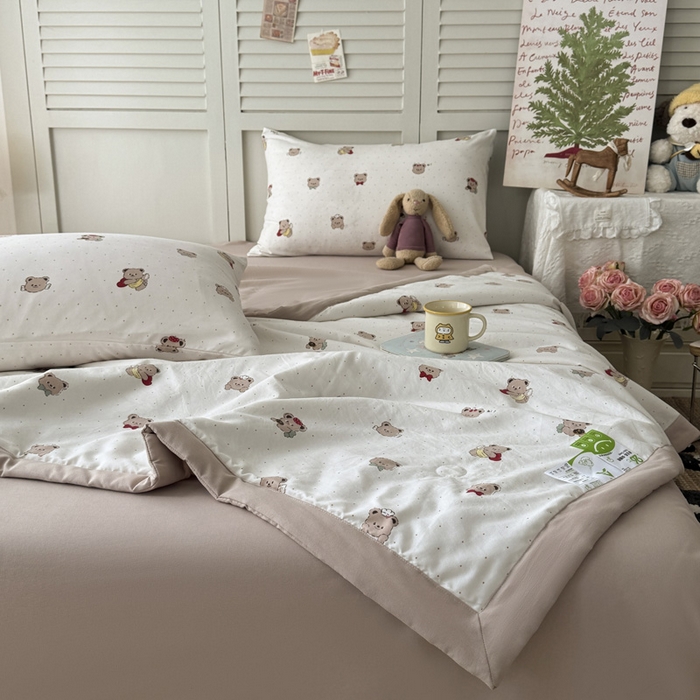 91家纺网 家纺一手货源 找家纺 盛凡家纺 2026新款小清新抗菌夏被夏凉被空调被被子被芯夏被四件套 熊趣心漾