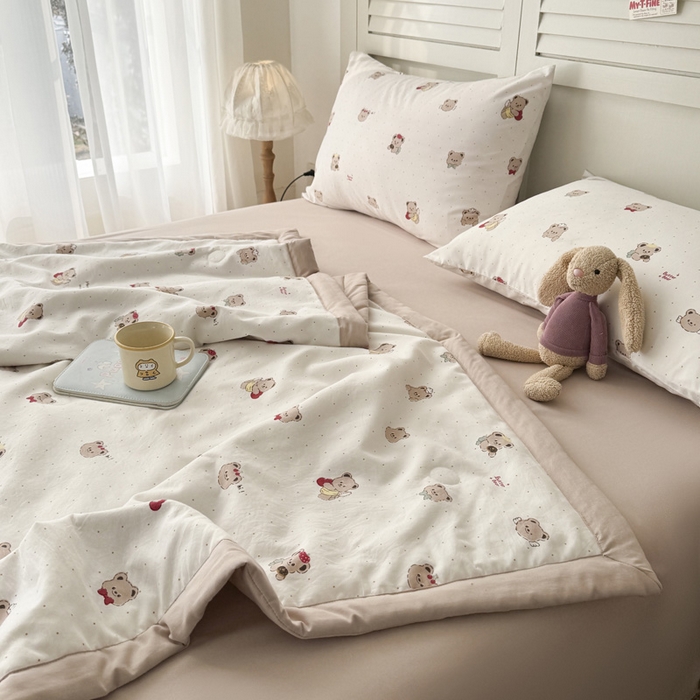 91家纺网 家纺一手货源 找家纺 盛凡家纺 2026新款小清新抗菌夏被夏凉被空调被被子被芯夏被四件套 熊趣心漾