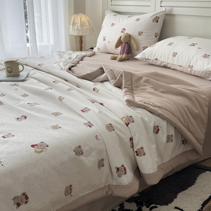 91家纺网 家纺一手货源 找家纺 盛凡家纺 2026新款小清新抗菌夏被夏凉被空调被被子被芯夏被四件套 熊趣心漾