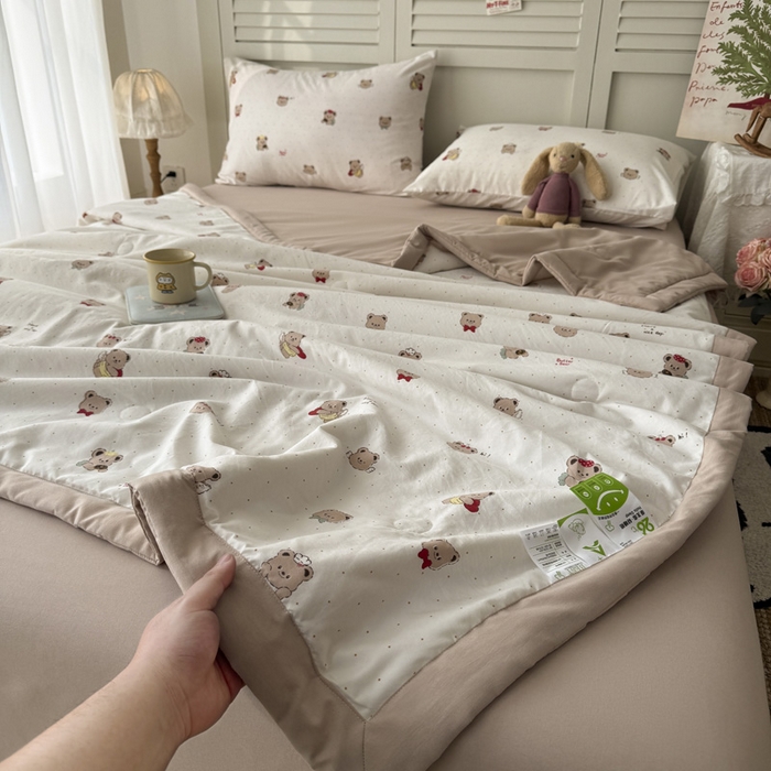 91家纺网 家纺一手货源 找家纺 盛凡家纺 2026新款小清新抗菌夏被夏凉被空调被被子被芯夏被四件套 熊趣心漾