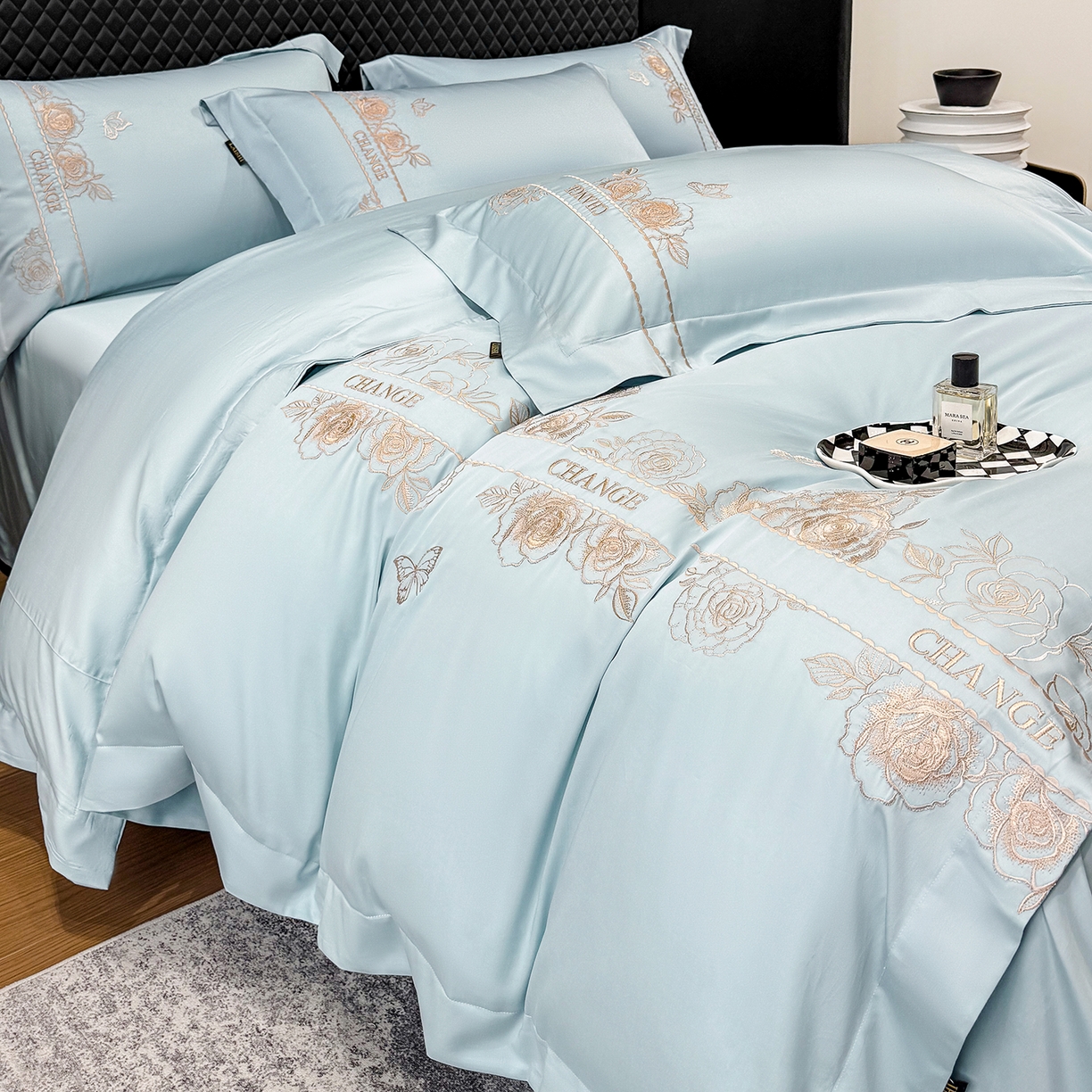 91家纺网 家纺一手货源 找家纺 欣宜家纺 2026新品100支纯棉全棉50x50s贡缎长绒棉刺绣绣花四件套-倾城系列 倾城-天空蓝