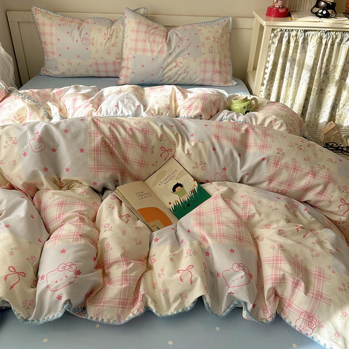 91家纺网 家纺一手货源 找家纺 （总）桃子家居 2026新款A类纯棉三角针贝壳边工艺卡通撞色猫咪卡通全棉四件套