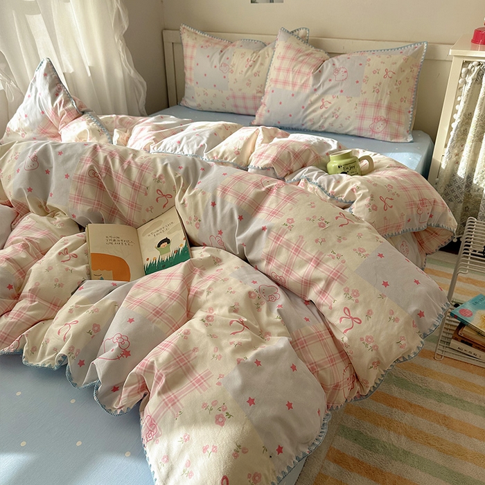 91家纺网 家纺一手货源 找家纺 （总）桃子家居 2026新款A类纯棉三角针贝壳边工艺卡通撞色猫咪卡通全棉四件套