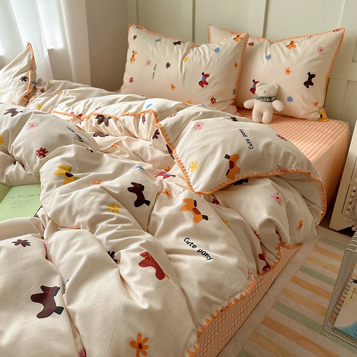 91家纺网 家纺一手货源 找家纺 桃子家居 2026新款A类纯棉三角针贝壳边工艺卡通撞色猫咪卡通全棉四件套 棉贝壳边-花间小马