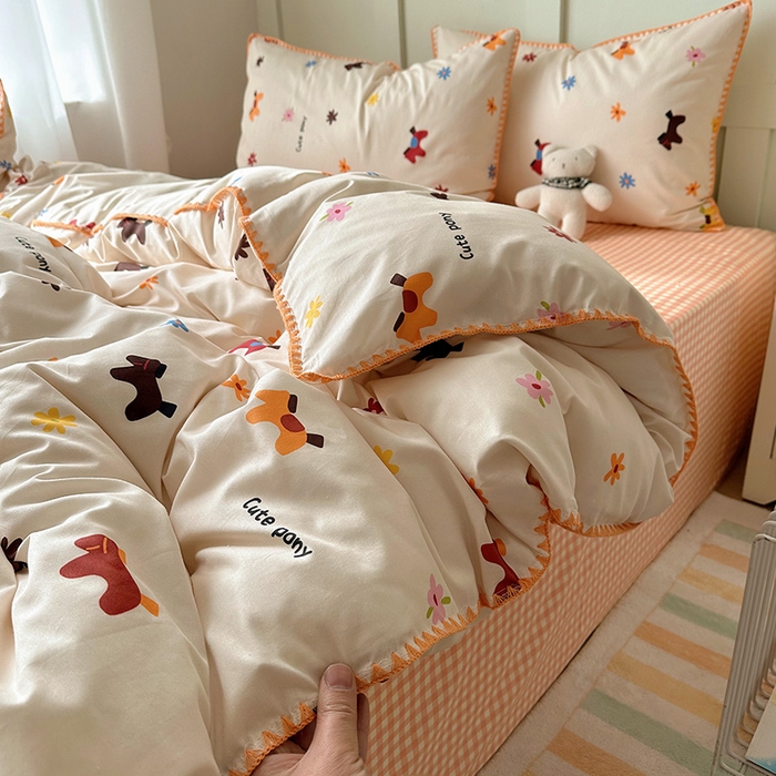 91家纺网 家纺一手货源 找家纺 桃子家居 2026新款A类纯棉三角针贝壳边工艺卡通撞色猫咪卡通全棉四件套 棉贝壳边-花间小马