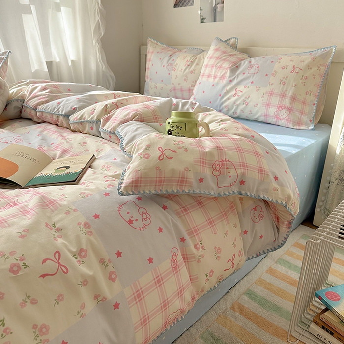 91家纺网 家纺一手货源 找家纺 （总）桃子家居 2026新款A类纯棉三角针贝壳边工艺卡通撞色猫咪卡通全棉四件套