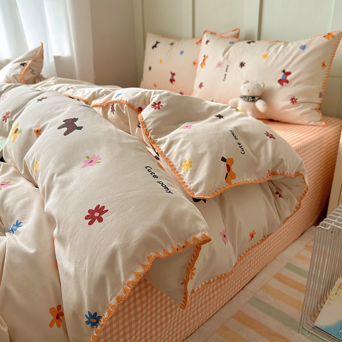 91家纺网 家纺一手货源 找家纺 桃子家居 2026新款A类纯棉三角针贝壳边工艺卡通撞色猫咪卡通全棉四件套 棉贝壳边-花间小马