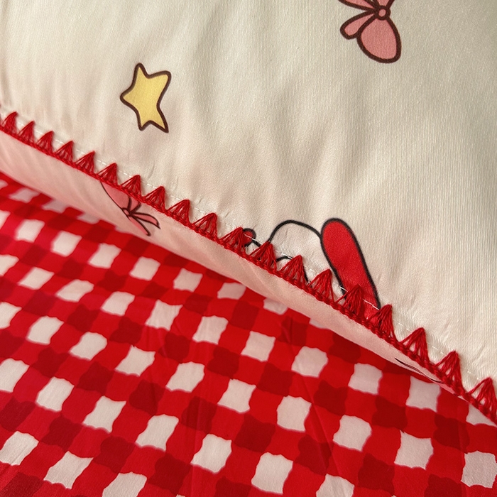 91家纺网 家纺一手货源 找家纺 桃子家居 2026新款A类纯棉三角针贝壳边工艺卡通撞色猫咪卡通全棉四件套 棉贝壳边-元气甜甜猫